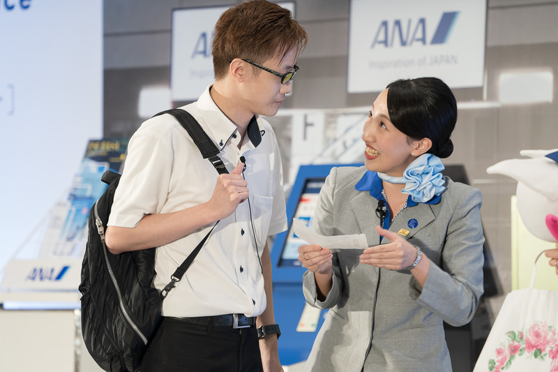 羽田空港の松尾彩音さんは、お客さまに聞かれた「ボーディンググループ」について詳しく的確に説明。緊張したけれどいつもどおりできましたとホッとした様子だった