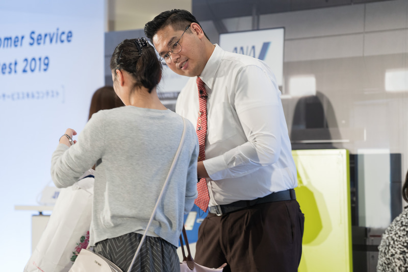 物腰の柔らかい雰囲気を終始醸し出していたシンガポール空港のMUHAMMAD BIN OMAR（モハマド ビン オマール）さん。安心感のある優しい対応が好印象だった