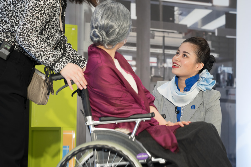 車いすのお客さまには低く腰を下ろして対応した人が何人かいたが、ハノイ空港のVU HAL LINH（ヴ ハイ リン）さんもその一人