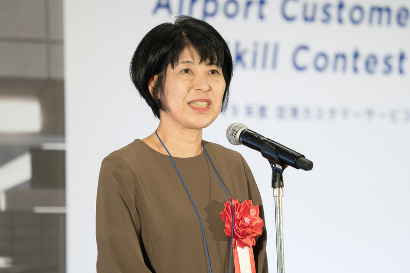 「お客さまの要望に対して全員が反射神経のように応対していたことがびっくり。そして皆さん、人に対する愛情がでていて素晴らしい笑顔だった。不安な気持ちを受け止めてくれる皆さんならでは」と述べた安田洋子氏