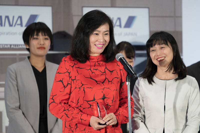 国際線最優秀空港の大連空港は「とてもうれしい。まだまだ足りないところがあるかと思う。今後もさらにたくさんのお客さまが喜びを感じてもらいANAを選んでいただけるように頑張りたい」とトロフィーを手にスピーチをした
