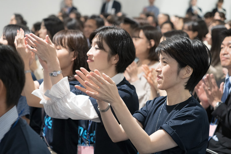 受賞の発表に盛り上がる会場