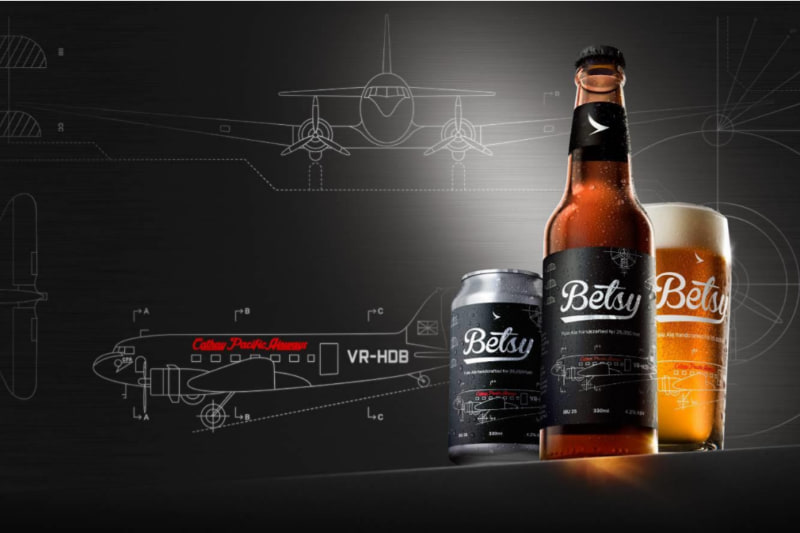 キャセイパシフィック航空、「ベッツィービール」を刷新してすべての長距離路線便の全クラスで提供