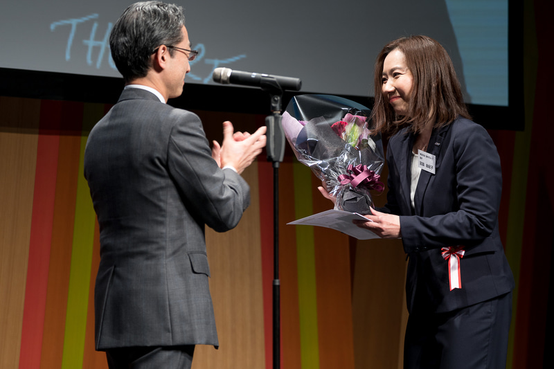 ANAの平子社長から花束を渡され感極まった様子だったコントローラー部門の優勝者、東京支店 国内グループの宮脇由紀子さん。「今日は自分で自分を褒めてあげたい」と感動のスピーチ