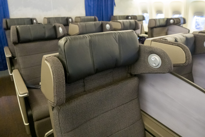 ヘッドレストは上下調整と、左右の角度調整が可能