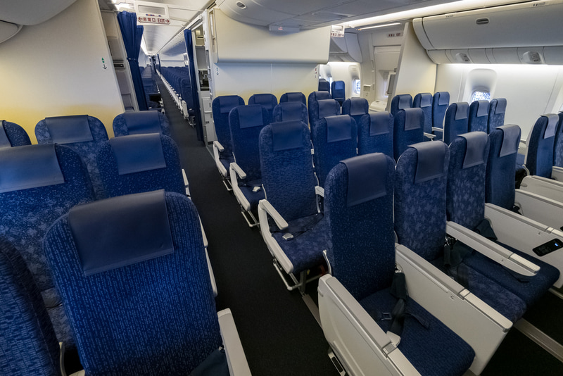 普通席最前方のエリア（プレミアムクラス後方～2番目のドアの間）