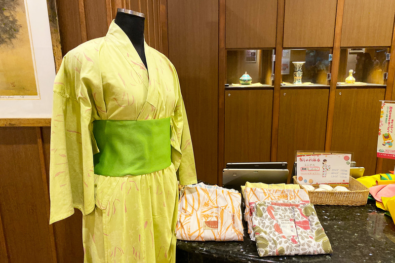 お部屋に浴衣は用意されていますが、女性にはおしゃれなレンタル浴衣の用意も（550円）