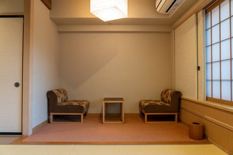 明るくて清潔な和室。大きな窓からは遠くに赤城山が見えます