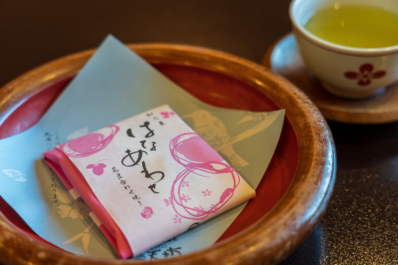 まずはお着き菓子でほっこりと