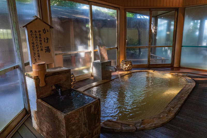 黄金色をした「こがねの湯」