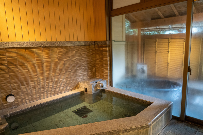 2つの浴槽がある家族風呂「かかあ天下」。すべての貸切風呂は源泉の「しろがねの湯」を使っています