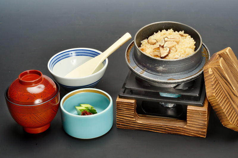 松茸釜飯に赤出汁の小吸物、お漬物