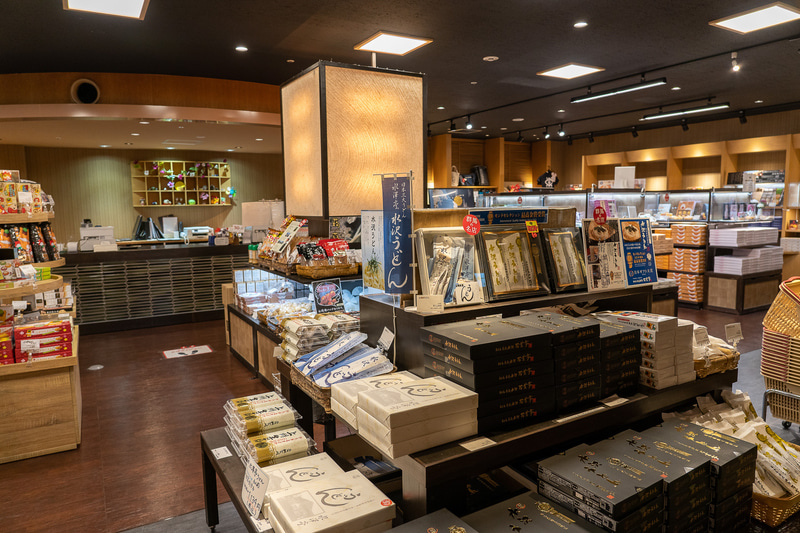 1階にある売店。群馬の名産・名物などがずらり