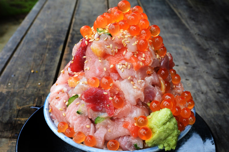 とと丸頂上丼（2480円）