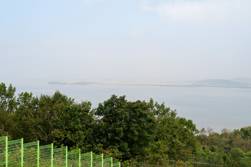 海を挟んで奥に見えるのが北朝鮮の領土