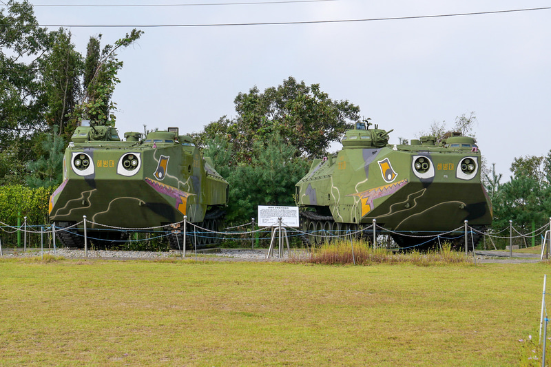 このような装甲車も展示していますので、緊張感が伝わってきます
