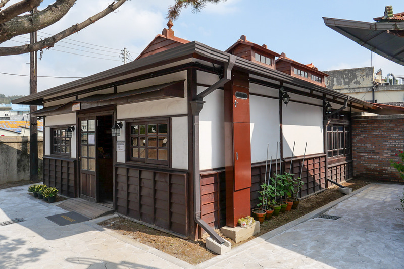 日本で繊維技術を学んだ韓国人が開いた繊維工場とのことで、工場として利用されていた日本式の建物が残されている