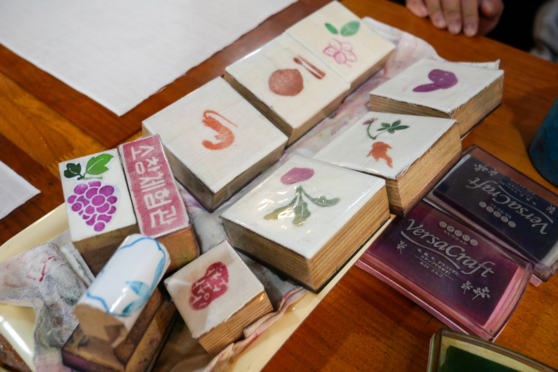 ソチャンにスタンプで模様をプリントして、自分だけのハンカチを作ります