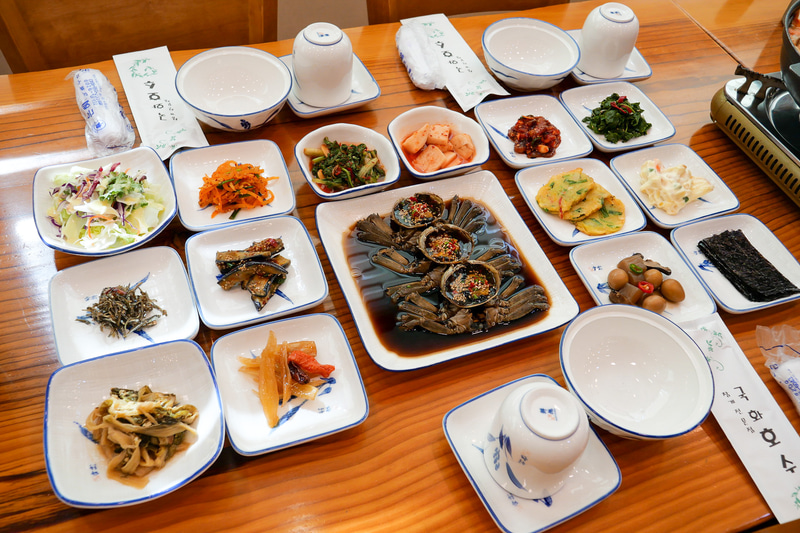 お店に入ると、テーブルにはすでにチャムケジャンやおかずが並んでいます