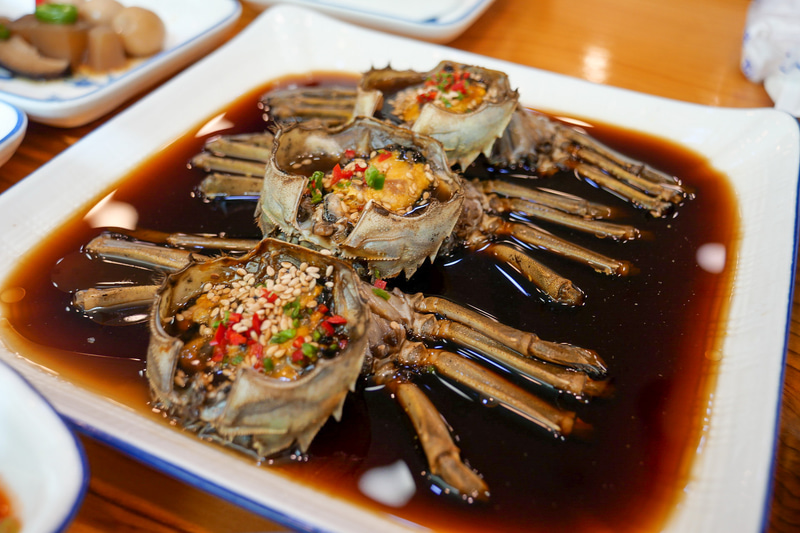こちらがチャムケジャン。江華で採れるモクズガニをしょう油ベースのたれに漬け込んだ、韓国伝統の料理です