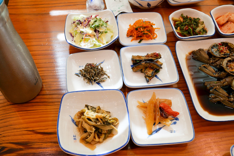 韓国では、食事のときに多くのおかずが並ぶのが普通です。しかも、どれもおかわりし放題で、お腹いっぱい食べられます