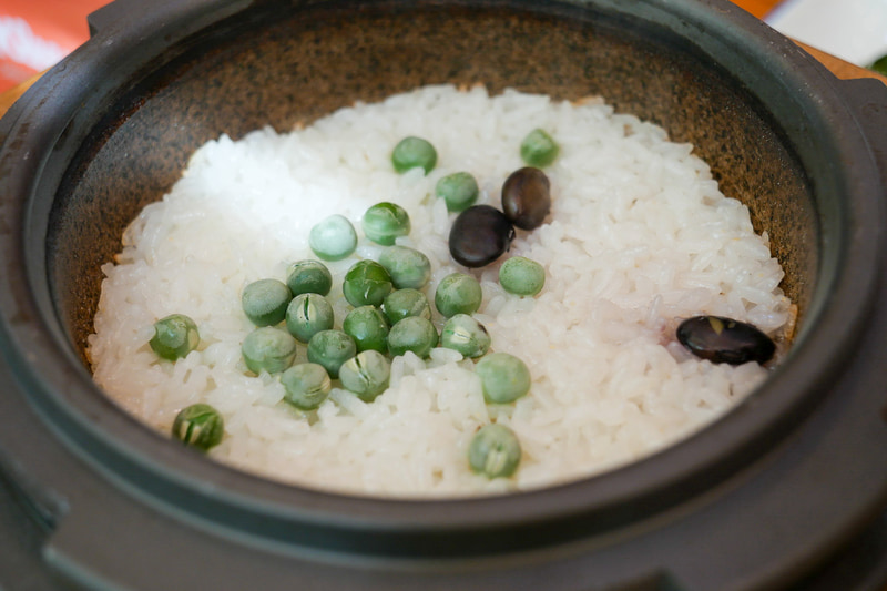 椅子に座ってしばらくすると、釜で炊いたご飯が配られます
