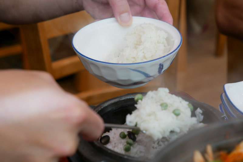 釜のごはんを茶碗によそいます
