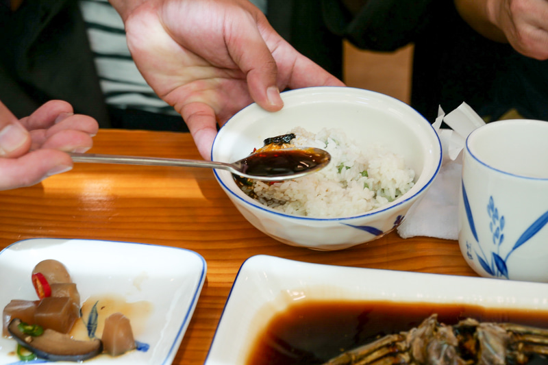 次に醤油だれをかけます