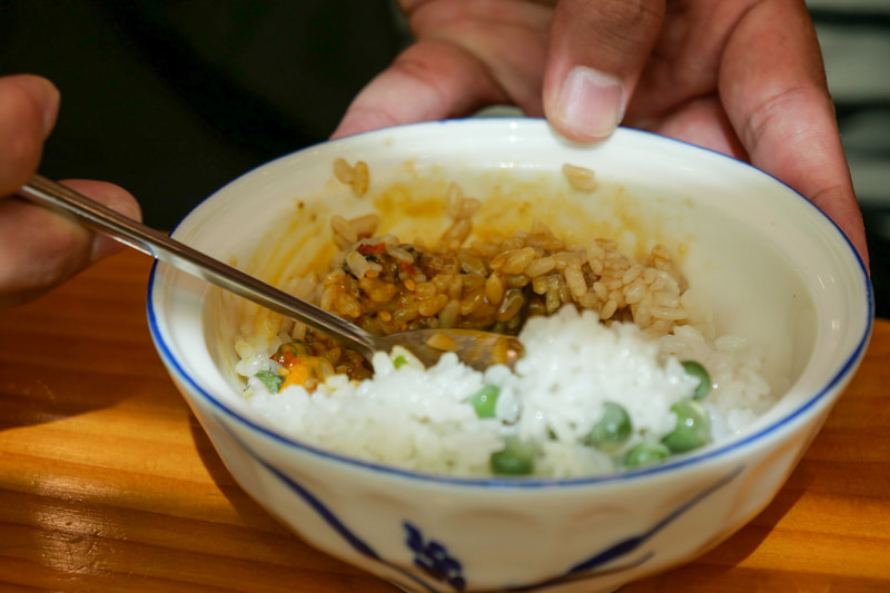 チャムケジャンと醤油だれをごはんとしっかり混ぜ合わせます。この混ぜ方にコツがあるようで、お店の人が最もよい塩梅で作ってくれます