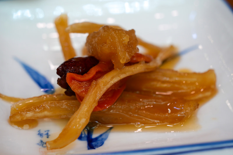 おかずのなかで気に入ったのが、この朝鮮人参の煮物。甘みと苦みのコントラストが大人の美味しさでした