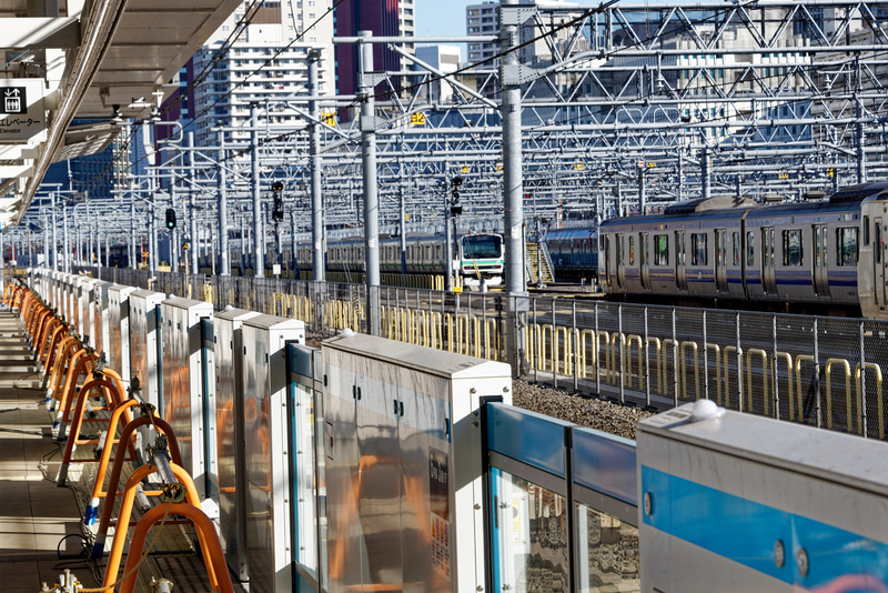 京浜東北線のホームと駅名標（写真左）