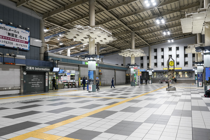 終電後の品川駅改札外のコンコース