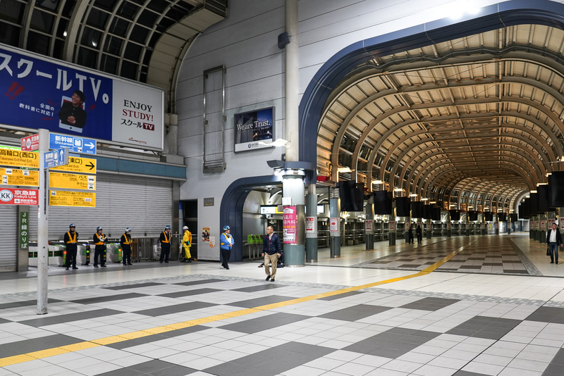 終電後の品川駅改札外のコンコース