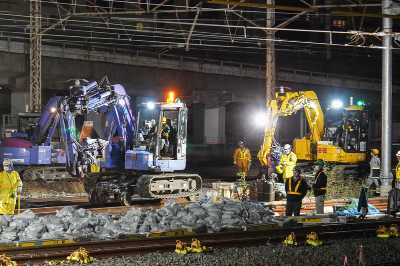 線路と地面の両方走ることができる軌陸車が続々投入される。