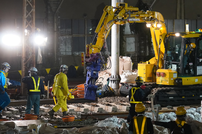手早く撤去するレールが外されていく