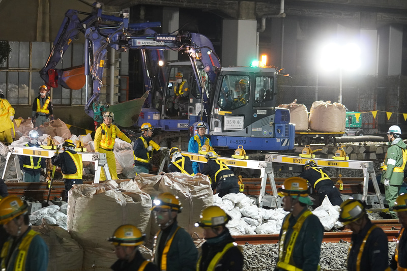 線路は山越器によって吊り下がっている