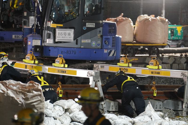 押している部分の拡大。人が押しているのがよく分かる