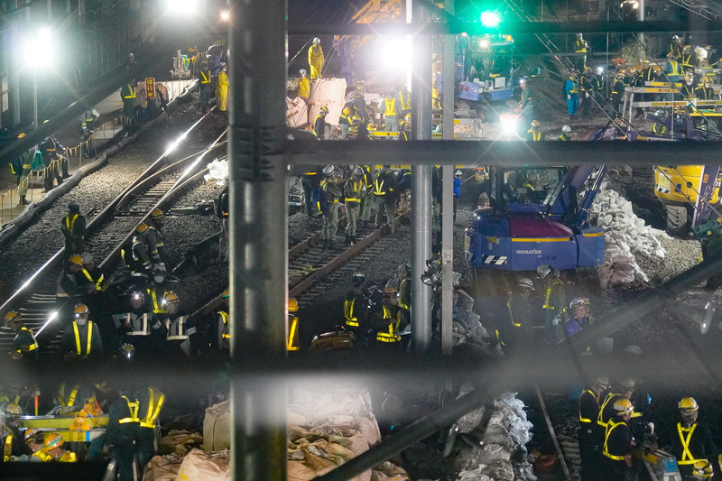 工事が進んだ山手線内回り（左）と工事中の外回り（右）。最も左の線路はのちに撤去される