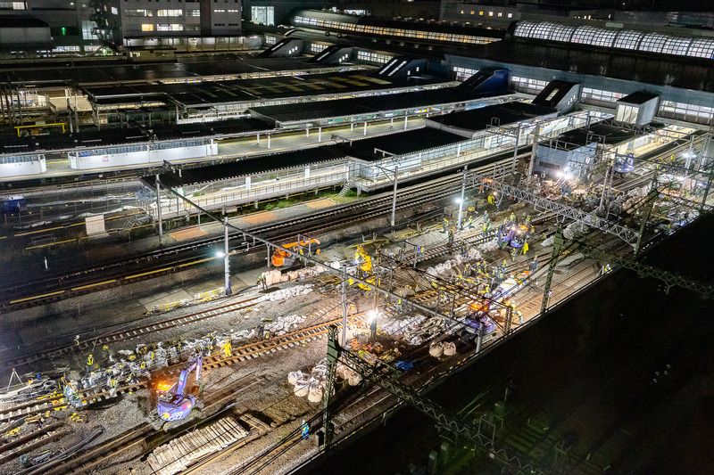 山手線の工事箇所を上から見た様子。従来の線路があった部分をまたいで大きく曲がった