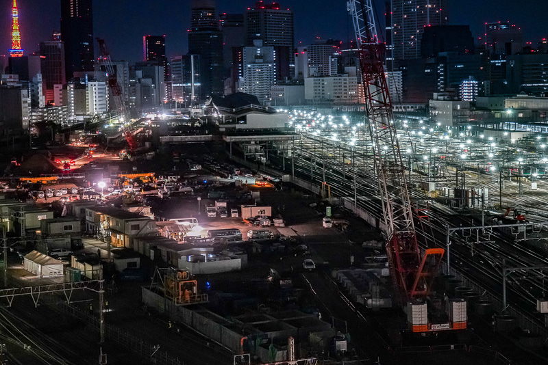 品川駅北側から見える開業を待つ高輪ゲートウェイ駅。一帯が再開発されている