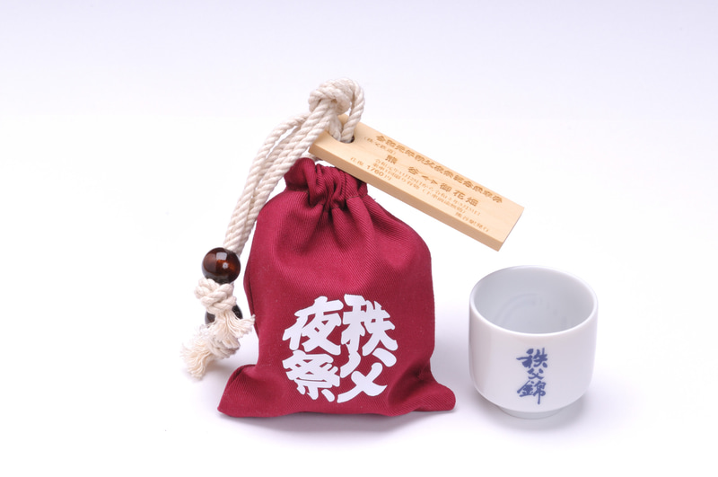 セットの巾着は、熊谷駅のみ紺色で、羽生駅、寄居駅、秩父駅、御花畑駅ではえんじ色。通販サイトでは色を選ぶことができる