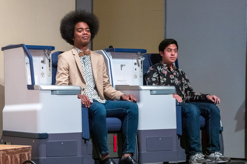 副島淳さんとインドネシア人YouTuberのジェローム・ポリンさんが機内食などを試食