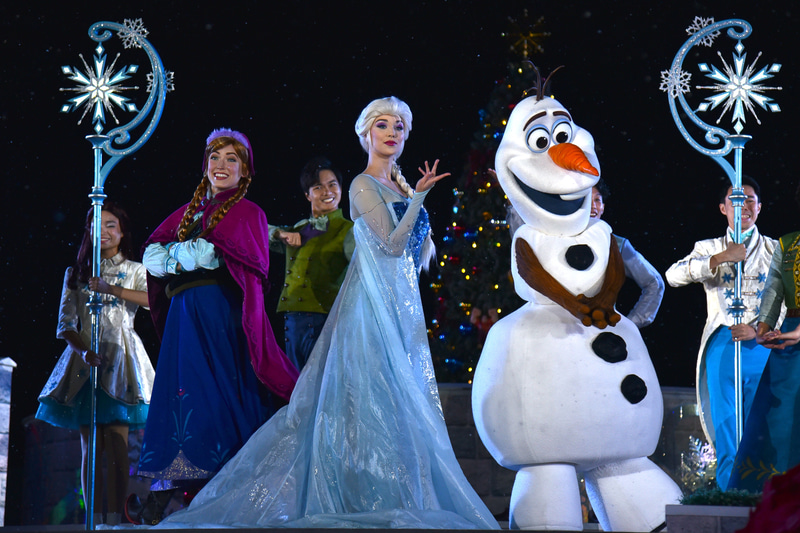 キャッスル・ハブ・ステージでは「マジカル・フローズン・スノーフォール」が楽しめる