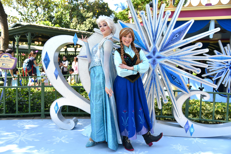 ヴィレッジのグリーティングエリアでアナとエルサにごあいさつ