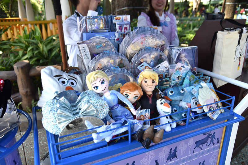 ヴィレッジ内のワゴンではプラッシュや身に着けグッズが手に入る