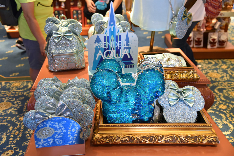 パークでは映画「アナと雪の女王」をイメージした「アレンデール・アクア」シリーズを豊富に用意