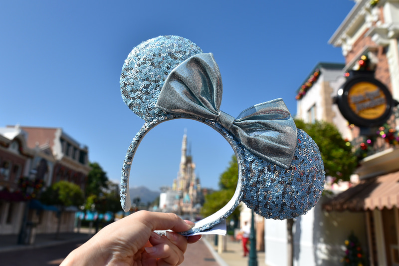 身に着けグッズの定番「カチューシャ」も魔法の力で氷のようなアイスカラーに