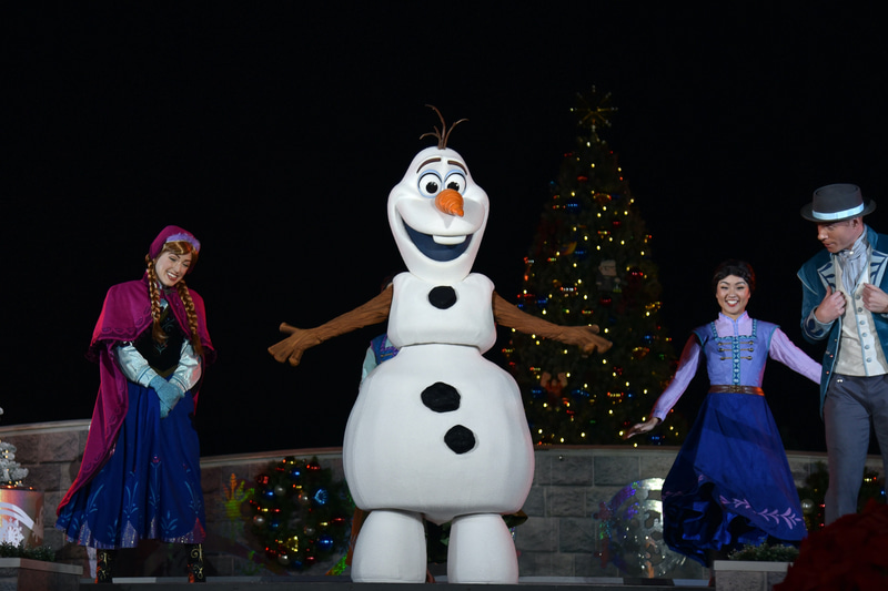 「あこがれの夏」をオラフが披露し、ステージが夏のようにホットに