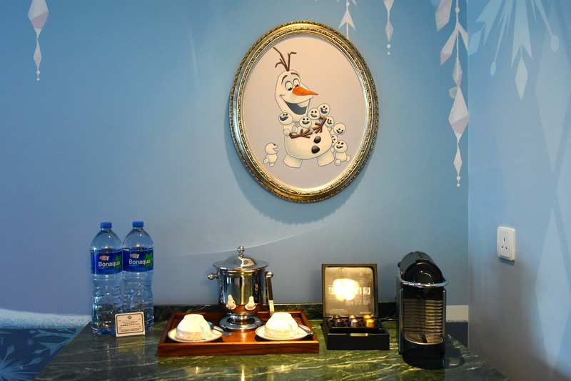 フリードリンクのエリアにはスノーギースとオラフのイラストをデコレーション