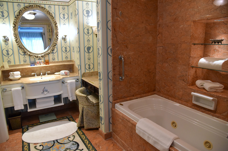 バスタブ付きのバスルーム兼洗面台エリア